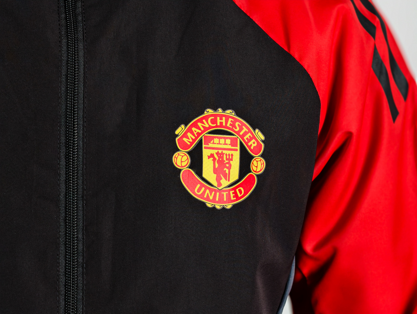 Ветровка ФК Манчестер Юнайтед Adidas черно-красная